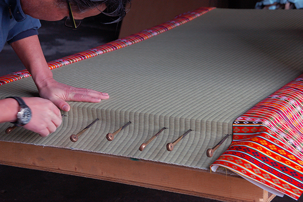 極上のゴザを手縫いします