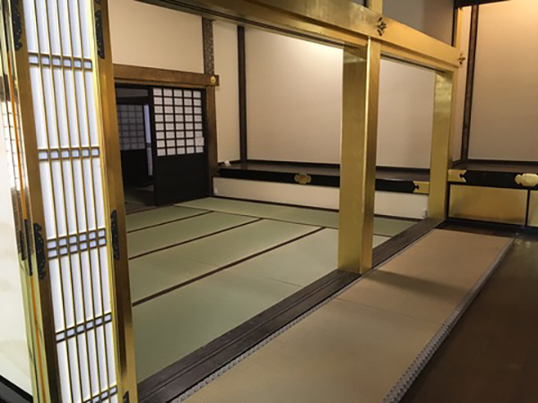 内陣には紋縁を付けます